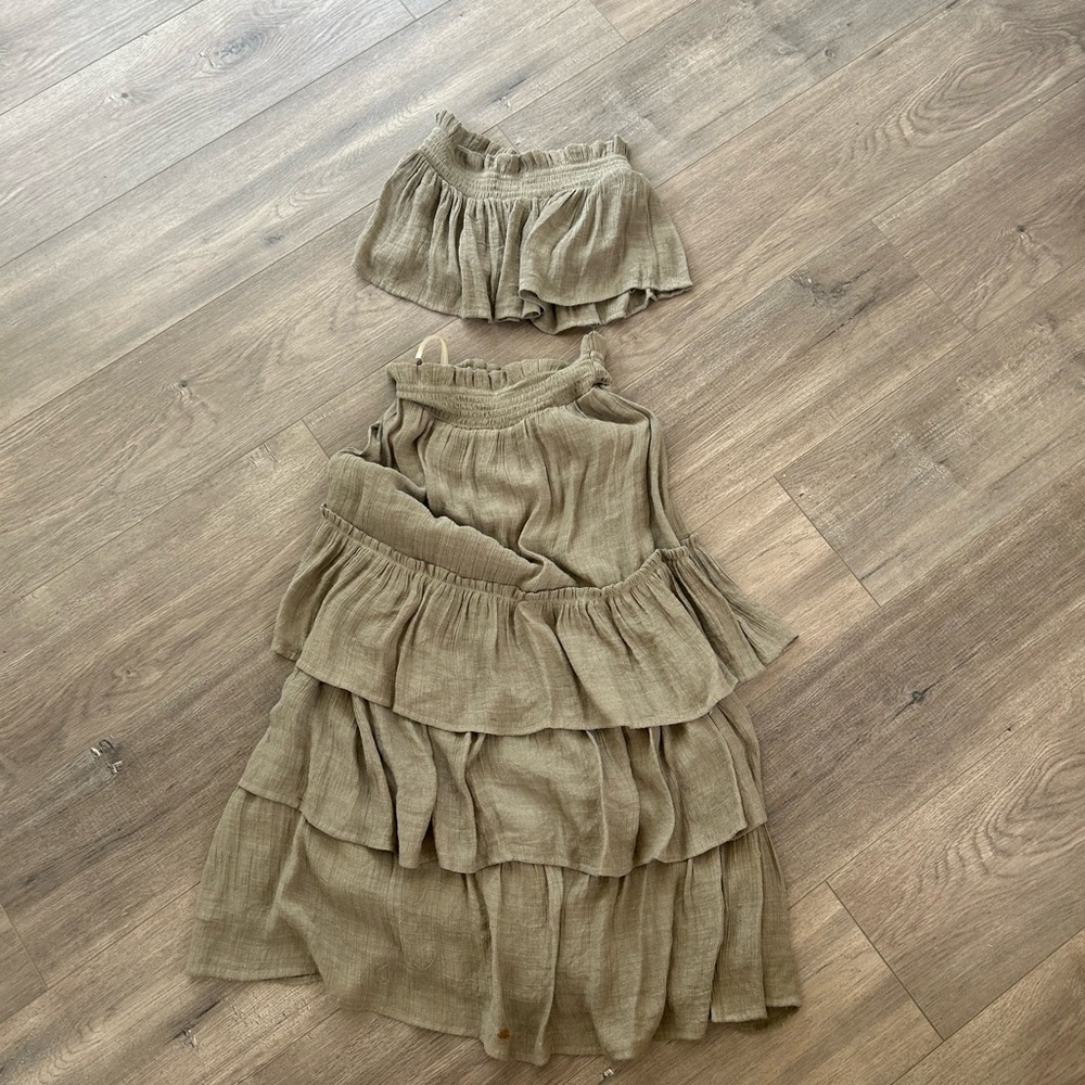 Sage green two piece set - Picture 2 of 5